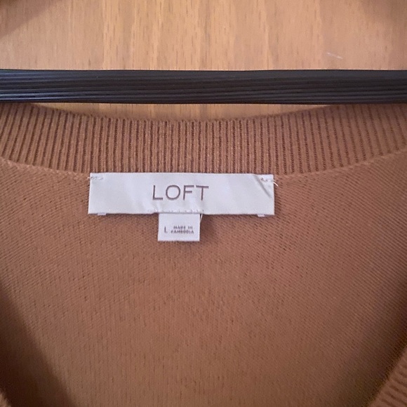 Comfy high low Loft beige sweater/lightweight - Picture 2 of 3